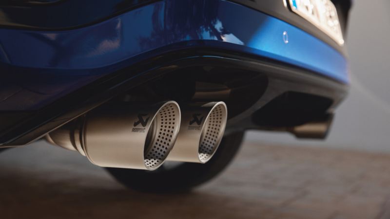 Detalle del tubo de escape de un Volkswagen gama R de color azul