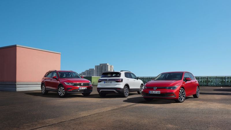 Gama de coches Volkswagen seminuevos estacionados en el exterior