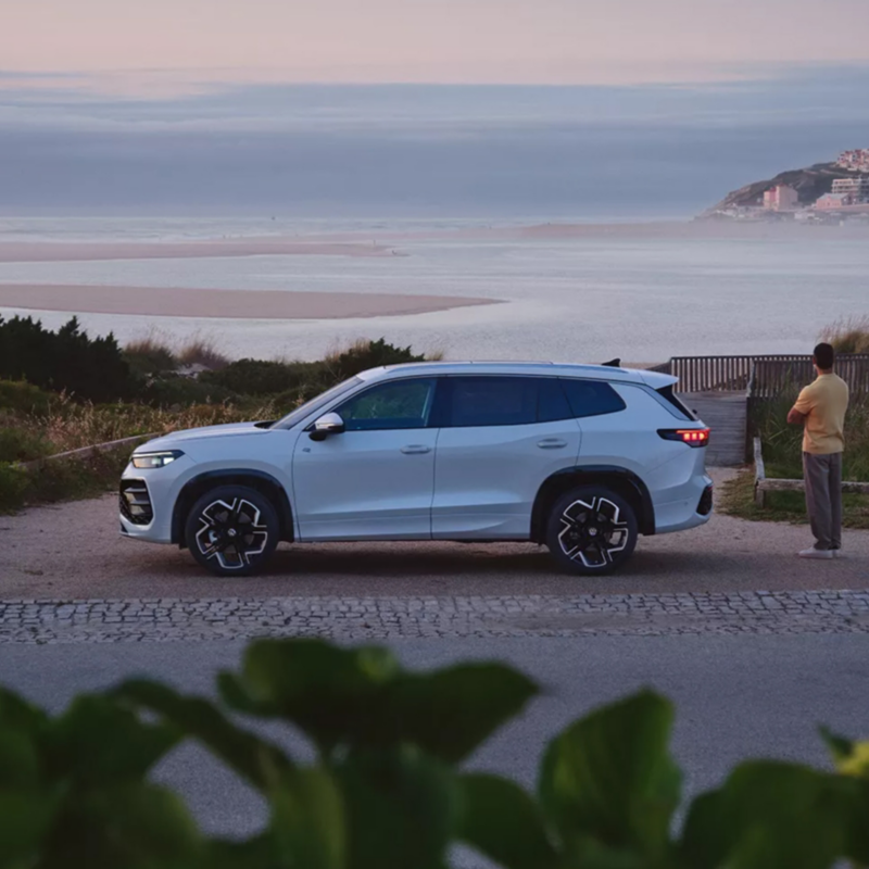 Un Volkswagen Tayron de color blanco estacionado en la playa
