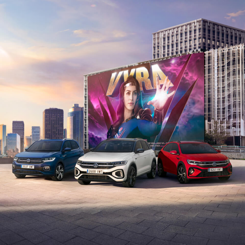 Gama T de Volkswagen en la ciudad delante de un cartel de una superheroína