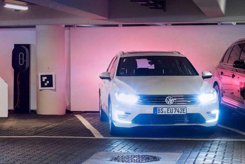 Volkswagen Passat junto a un Wallbox en un parking