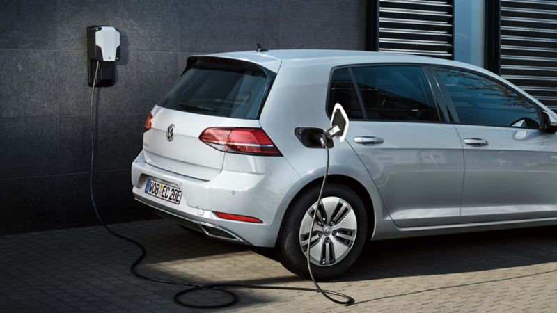 Volkswagen e-Golf blanco conectado a un Wallbox en casa