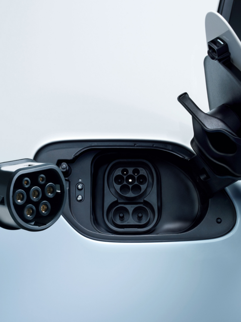 Detalle del conector de un Volkswagen eléctrico