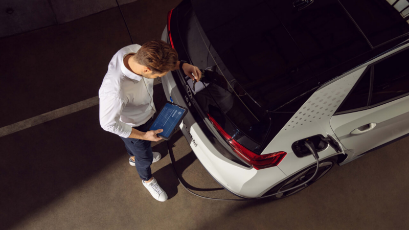 Hombre revisando la carga en un Volkswagen ID.3.