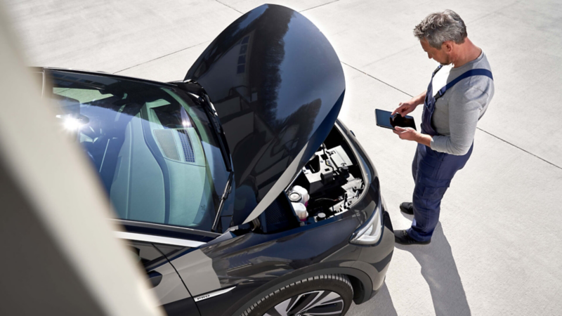 Técnico revisando el motor de un Volkswagen ID.