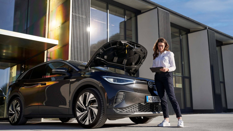 Mujer revisando el motor de un Volkswagen ID.