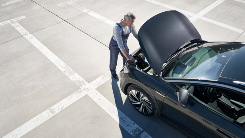 Técnico revisando el motor de un Volkswagen ID.