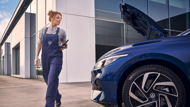 Técnico revisando el motor de un Volkswagen ID.