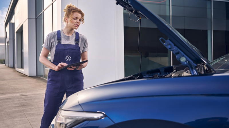 Técnico revisando el motor de un Volkswagen ID.