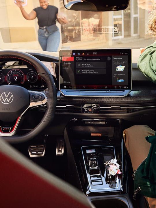 Chico apoyado en el interior de un Volkswagen Golf 50 aniversario