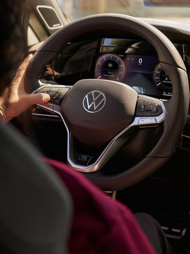 Detalle de volante de un Volkswagen Golf 8 vista interior
