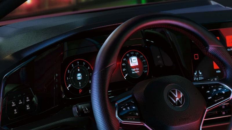 Detalle de la pantalla de visualización frontal de un Volkswagen Golf 8 GTI