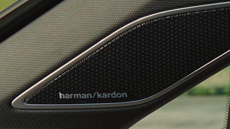 Detalle de un altavoz Harman Kardon en un Volkswagen Golf 8 GTI