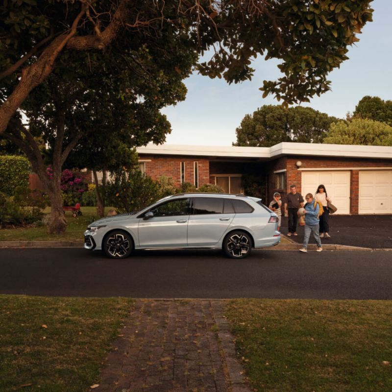 Un Volkswagen Golf Variant estacionado delante de una casa