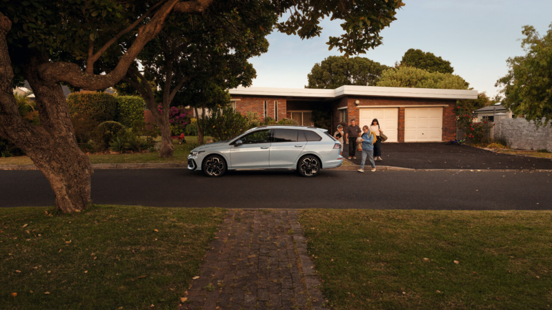 Un Volkswagen Golf Variant de color gris estacionado fuera de una casa