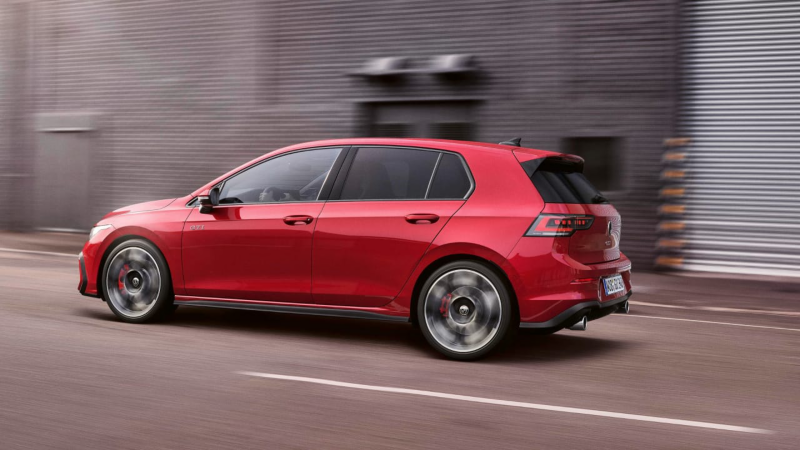 Un Volkswagen Golf de color rojo circulando por carretera