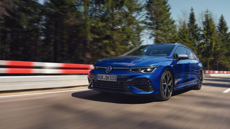 Un Volkswagen Golf de color azul oscuro circulando por una carretera