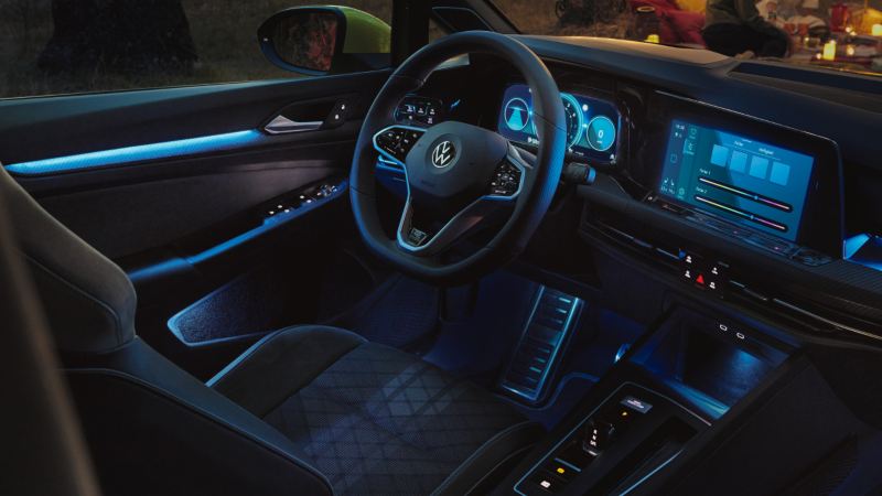 Interior de un Golf híbrido enchufable iluminado con luces azules