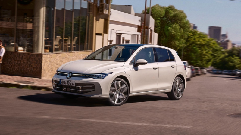 Nuevo Volkswagen Golf blanco circulando en la ciudad