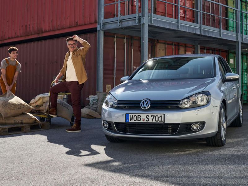 Un Volkswagen gris estacionado en la calle