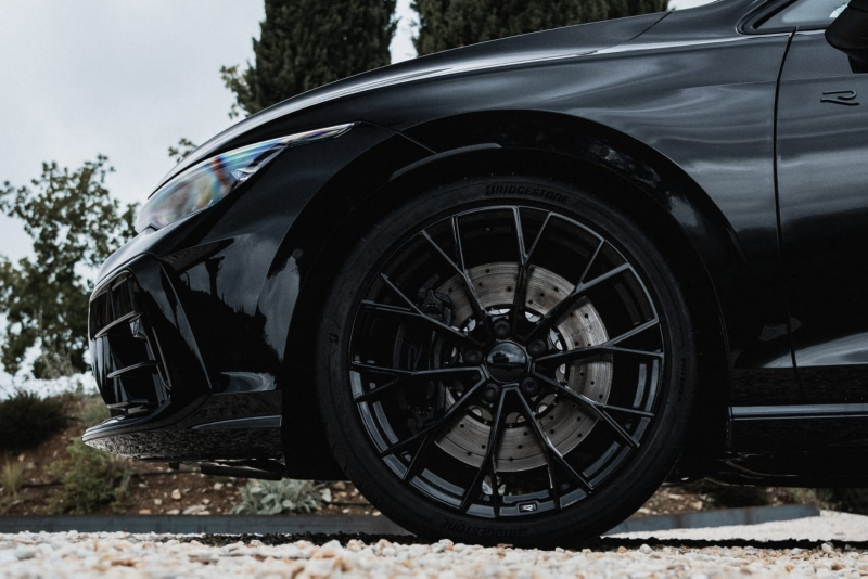 Detalle de la llanta de un Volkswagen Golf R