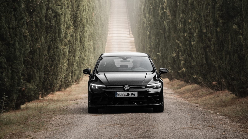Un Volkswagen Golf R de color negro circulando por un camino