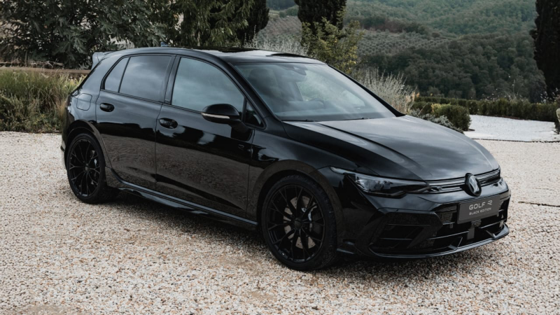 Un Volkswagen Golf R de color negro estacionado en la calle