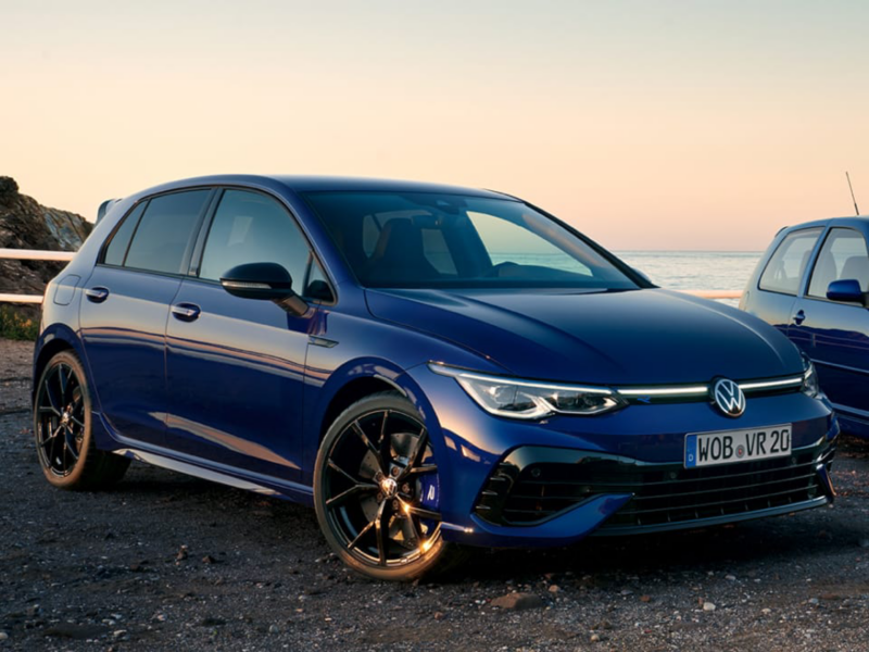 Un Volkswagen gama R de color azul oscuro estacionado en la calle
