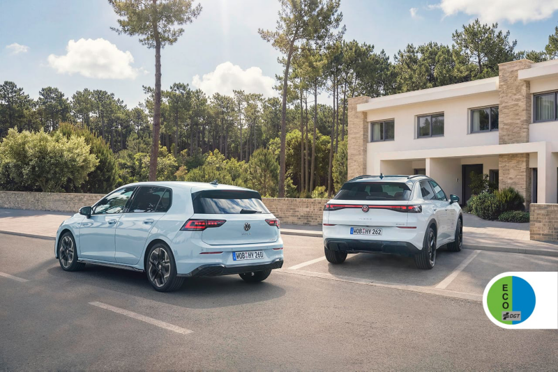 Modelos híbridos autorrecargables de Volkswagen aparcados delante de una casa