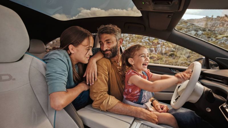 Familia al volante de un Volkswagen