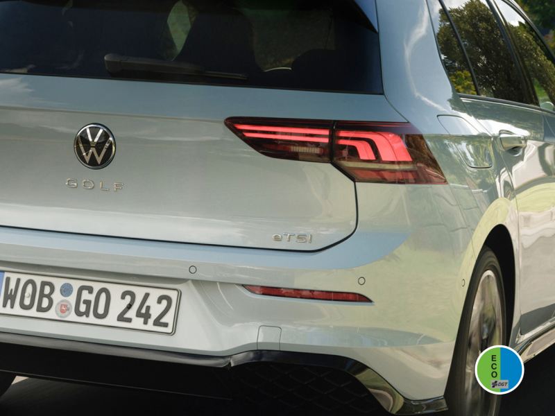 Detalle del logo de eHybrid en la parte trasera de un Volkswagen Golf