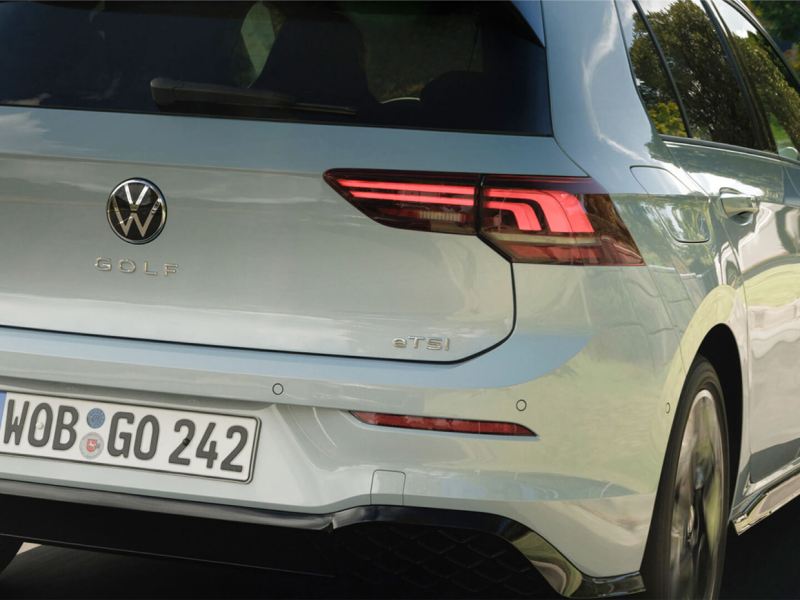 Detalle del logo de eHybrid en la parte trasera de un Volkswagen Golf