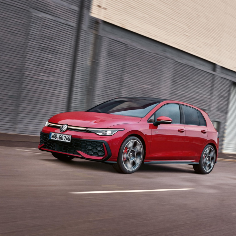 Un Volkswagen GTI de color rojo circulando por carretera