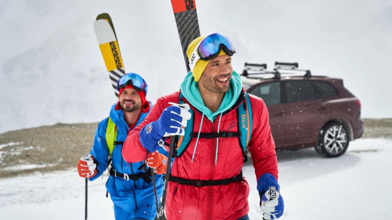Dos hombres vestidos de esquí en un paisaje invernal.