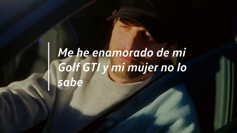 Un chico dentro de un Volkswagen Golf GTI