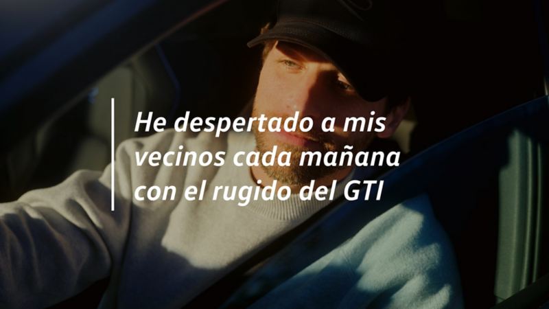 Un chico dentro de un Volkswagen Golf GTI