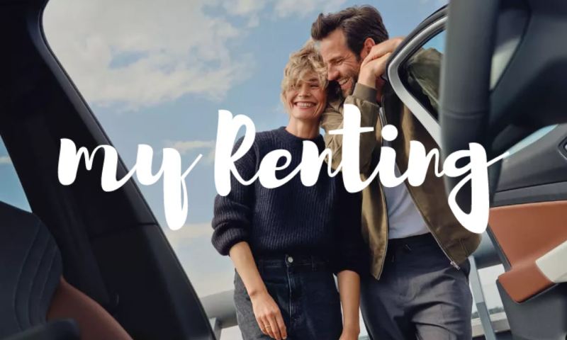 Financiacion volkswagen my renting pareja delante de la puerta abierta de su VW