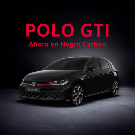 Un Volkswagen Polo GTI color negro carbón sobre fondo oscuro