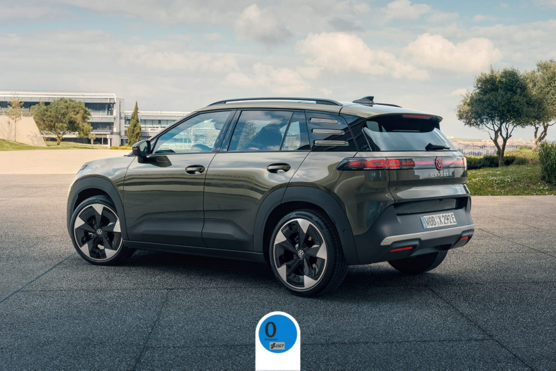 Vista lateral de un ID. Cross de Volkswagen aparcado al aire libre con la etiqueta de Cero Emisiones