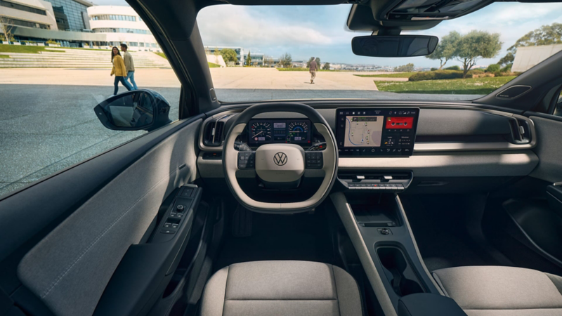 Vista del habitáculo con volante y sistema de Infotainment en el Volkswagen ID. Cross