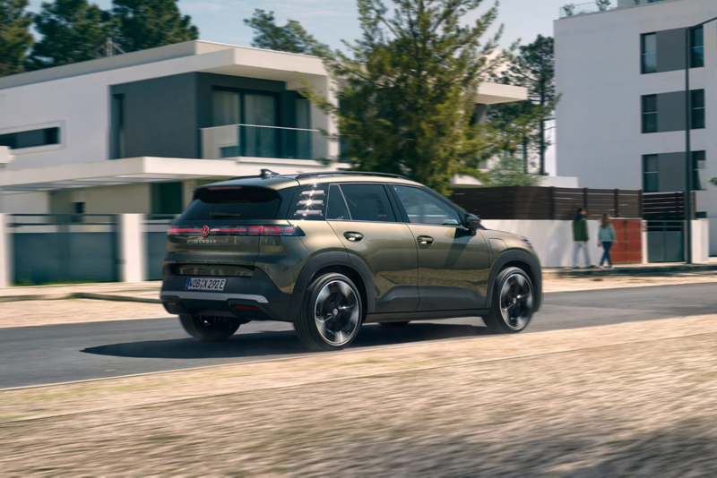 Un Volkswagen ID. Cross verde circulando por la ciudad