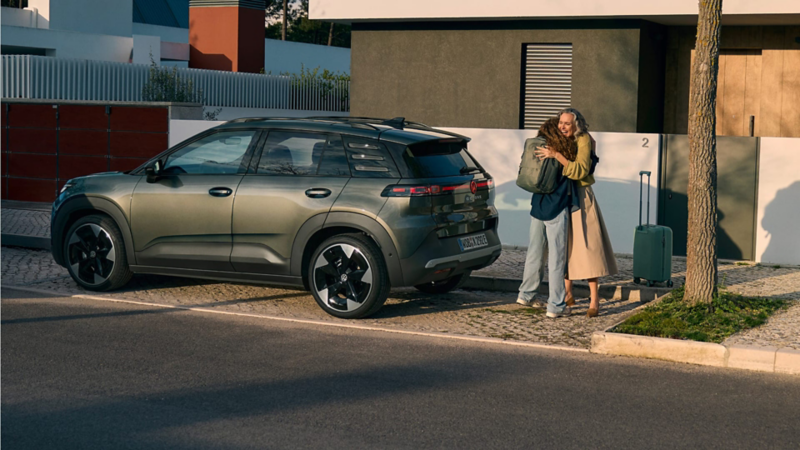 Dos personas abrazándose tras el nuevo ID. Cross de VW