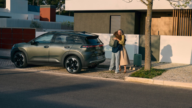 Dos personas abrazándose tras el nuevo ID. Cross de VW