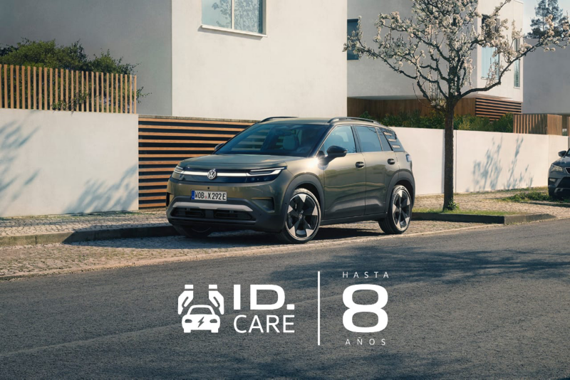 Un Volkswagen ID. Cross verde aparcado en la calle y el logo de ID. Care