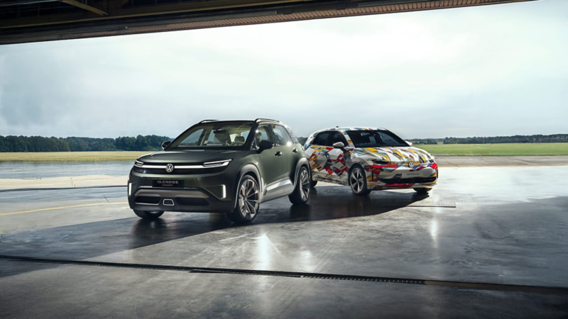 Volkwagen ID. CROSS e ID. Polo en la puesta de una nave y un paisaje de fondo