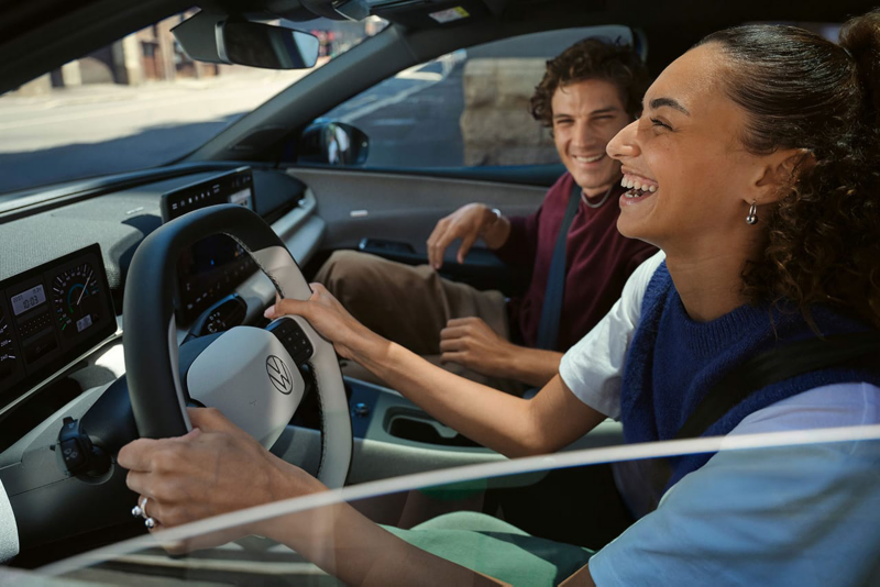 Dos personas sonriendo dentro de un Volkswagen ID. Polo