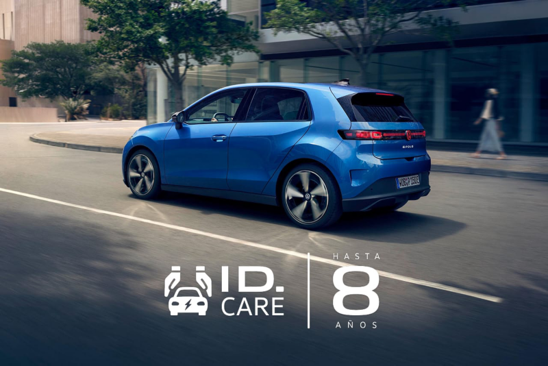Un Volkswagen ID. Polo azul circulando por la ciudad y el logo de ID. Care
