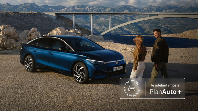 Dos personas delante de su Volkswagen con el Plan Auto +