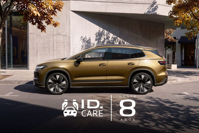 Un Volkswagen ID. Tiguan en la ciudad y el logo de ID. Care