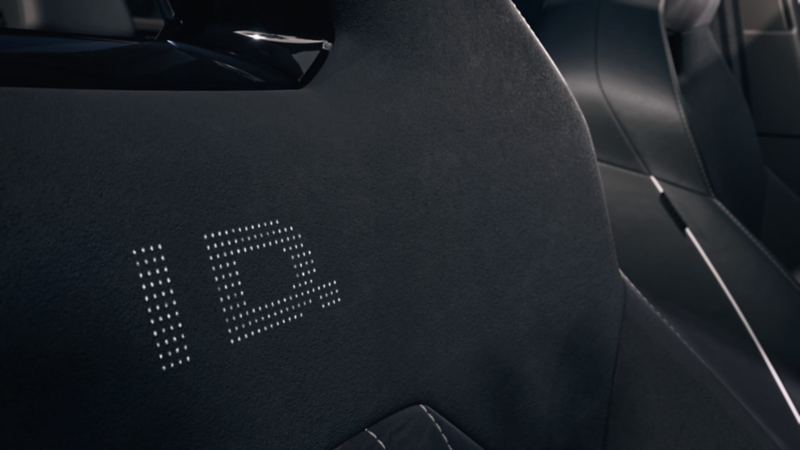 Detalle del logo ID. en el respaldo de un asiento delantero de un Volkswagen ID.4
